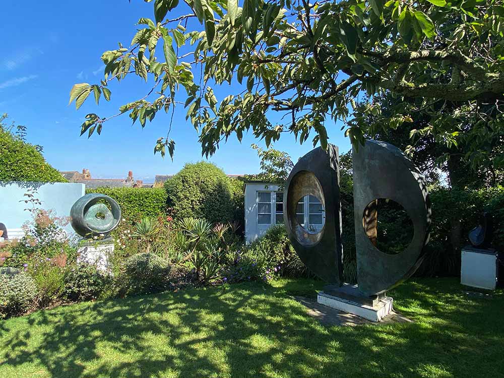 BARBARA-HEPWORTH-JARDIN-DES-SCULPTURES-